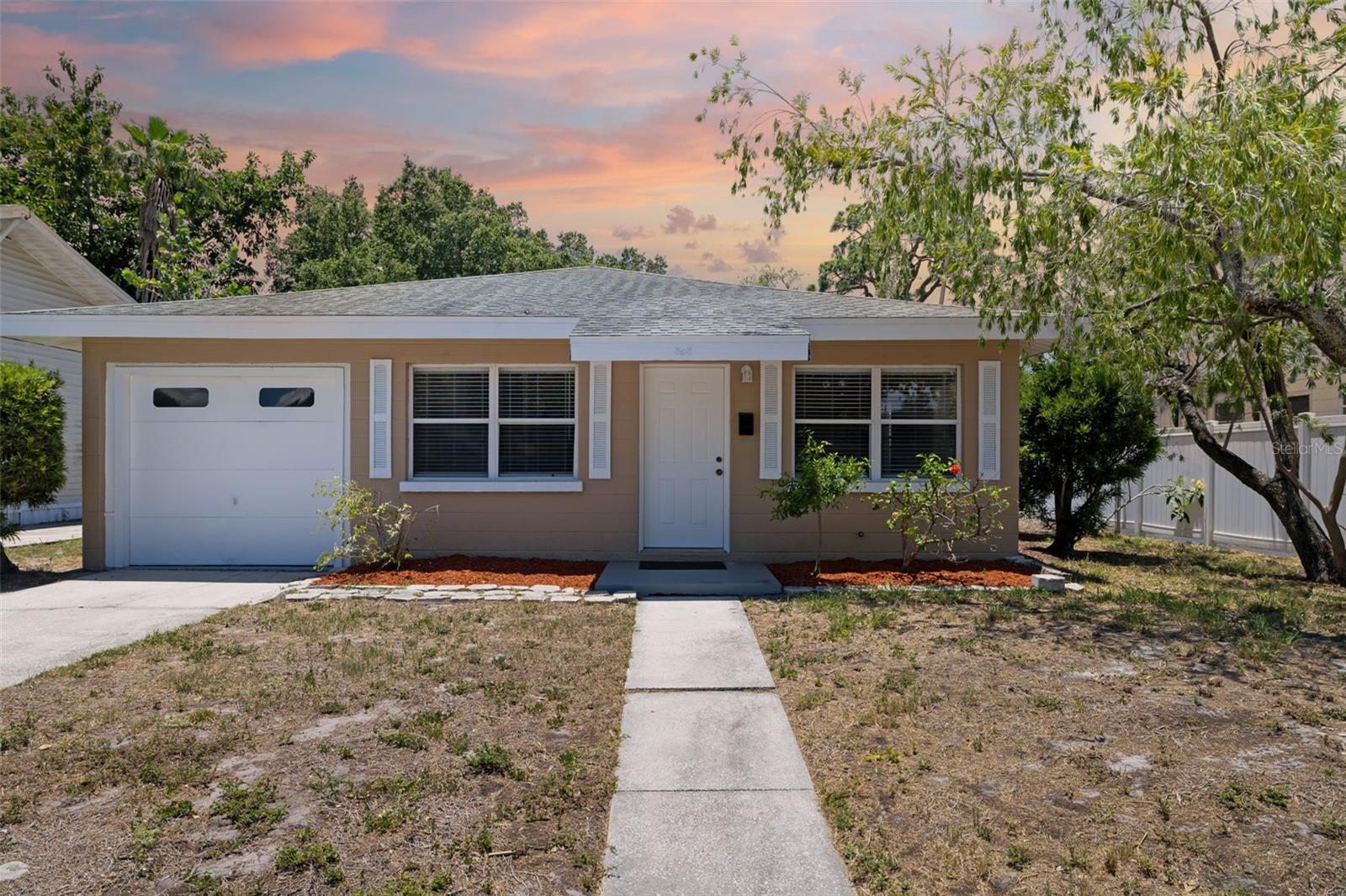 Single Family Residence in BRADENTON, FL - Daniel Dourado