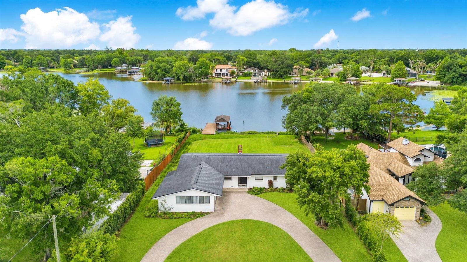 Single Family Residence in ORLANDO, FL - Daniel Dourado