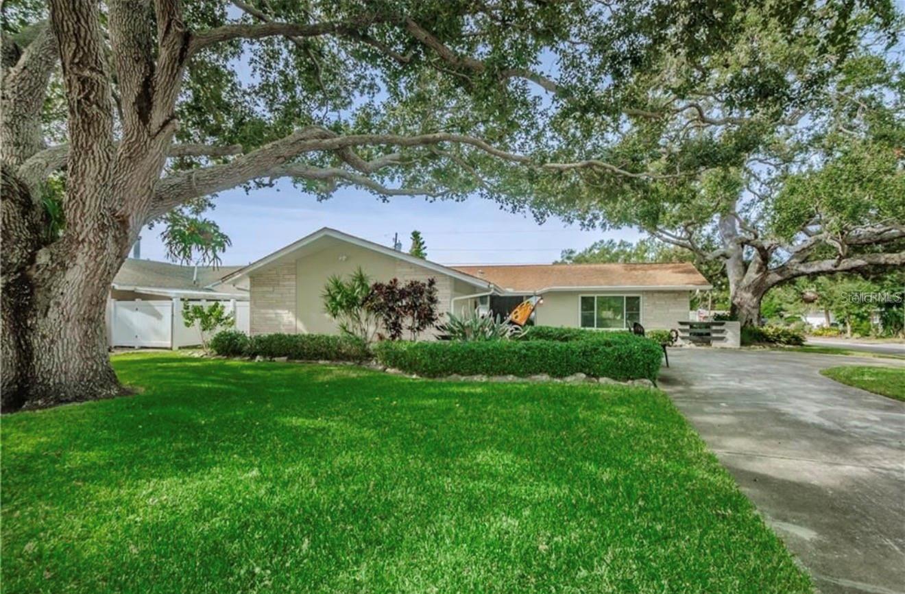 Single Family Residence in LARGO, FL - Daniel Dourado
