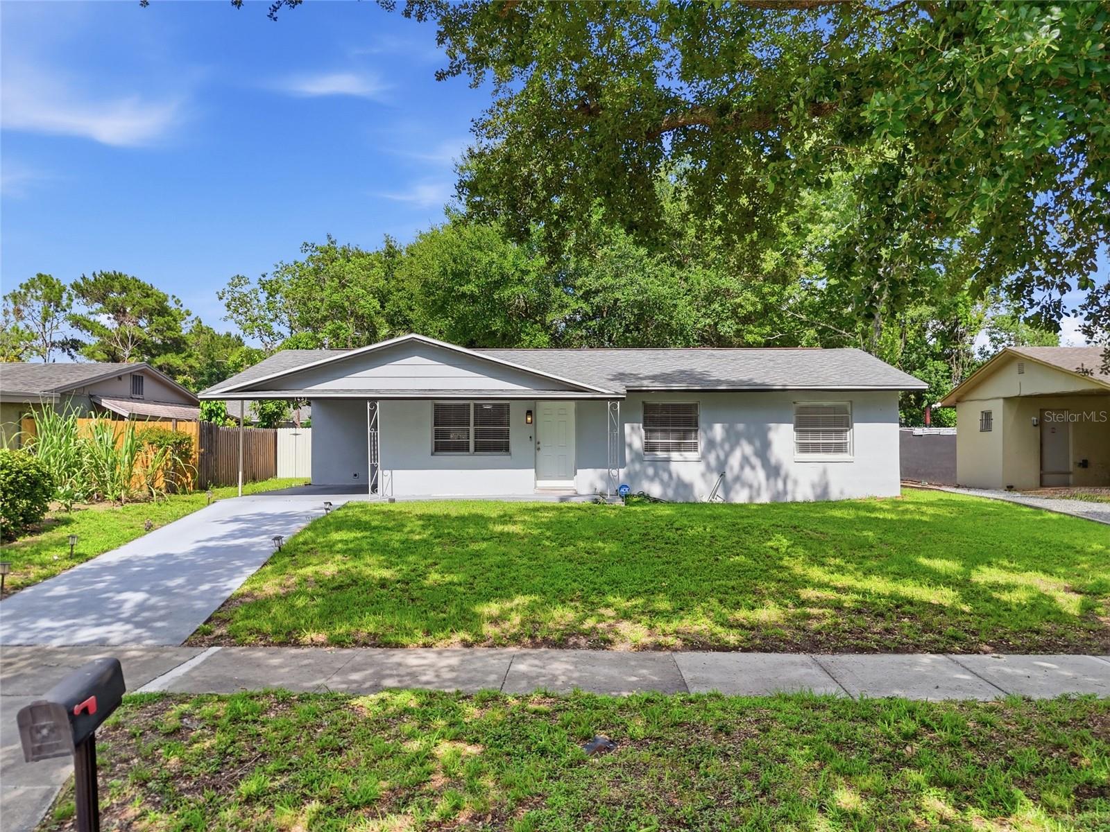 Single Family Residence in ORLANDO, FL - Daniel Dourado