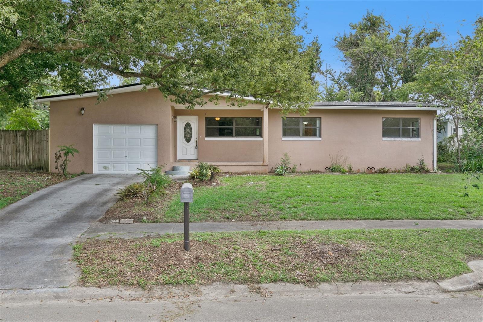Single Family Residence in ALTAMONTE SPRINGS, FL - Daniel Dourado