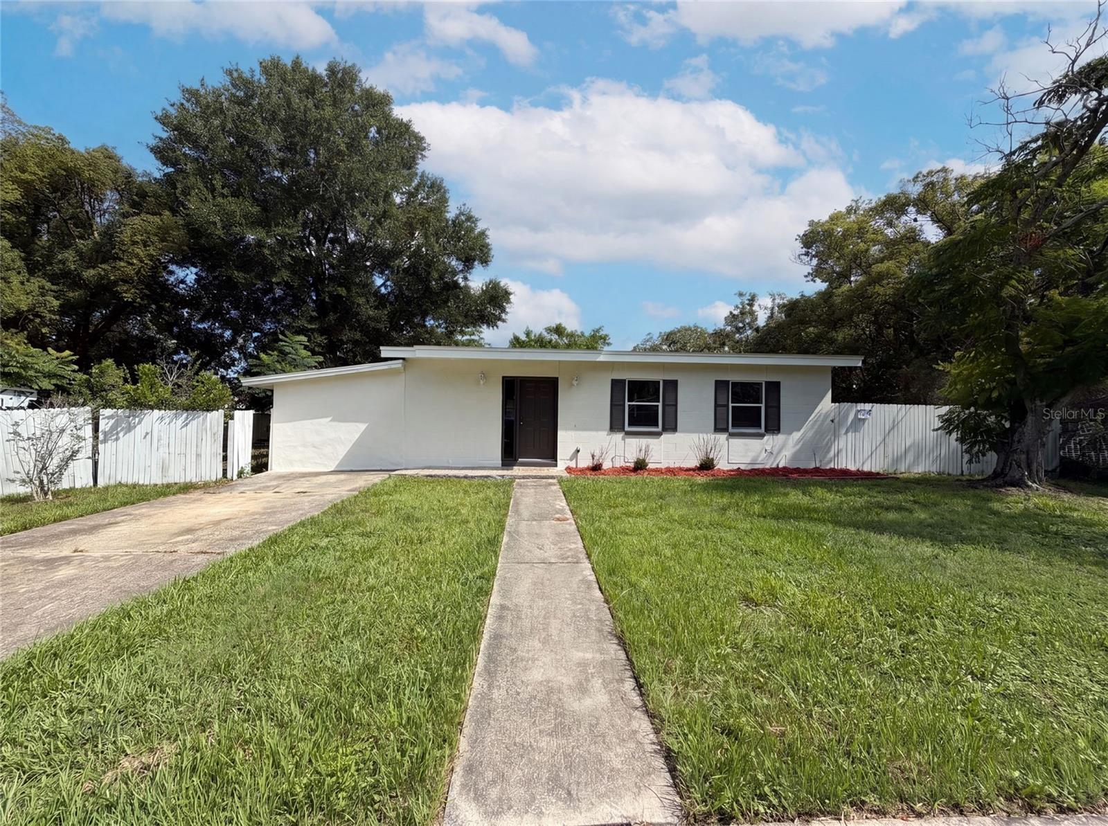 Single Family Residence in DELTONA, FL - Daniel Dourado
