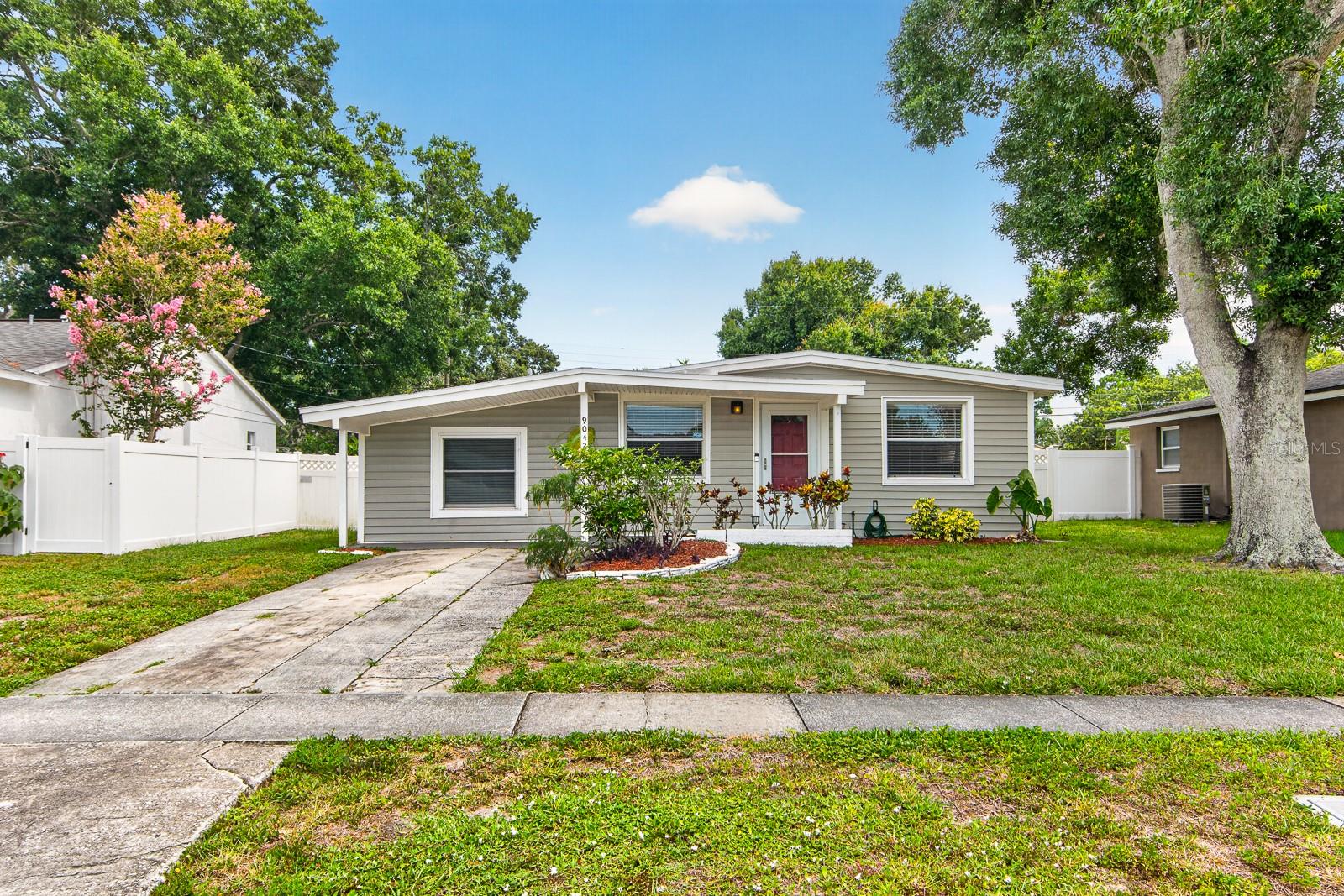 Single Family Residence in LARGO, FL - Daniel Dourado