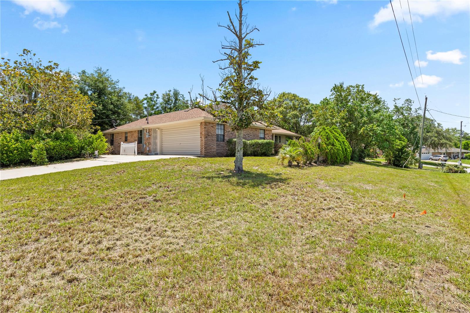 Single Family Residence in DELTONA, FL - Daniel Dourado