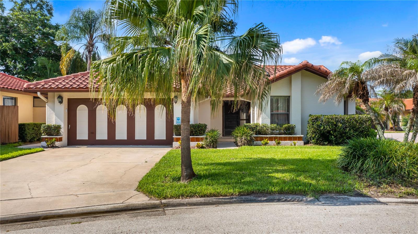 Single Family Residence in ORLANDO, FL - Daniel Dourado