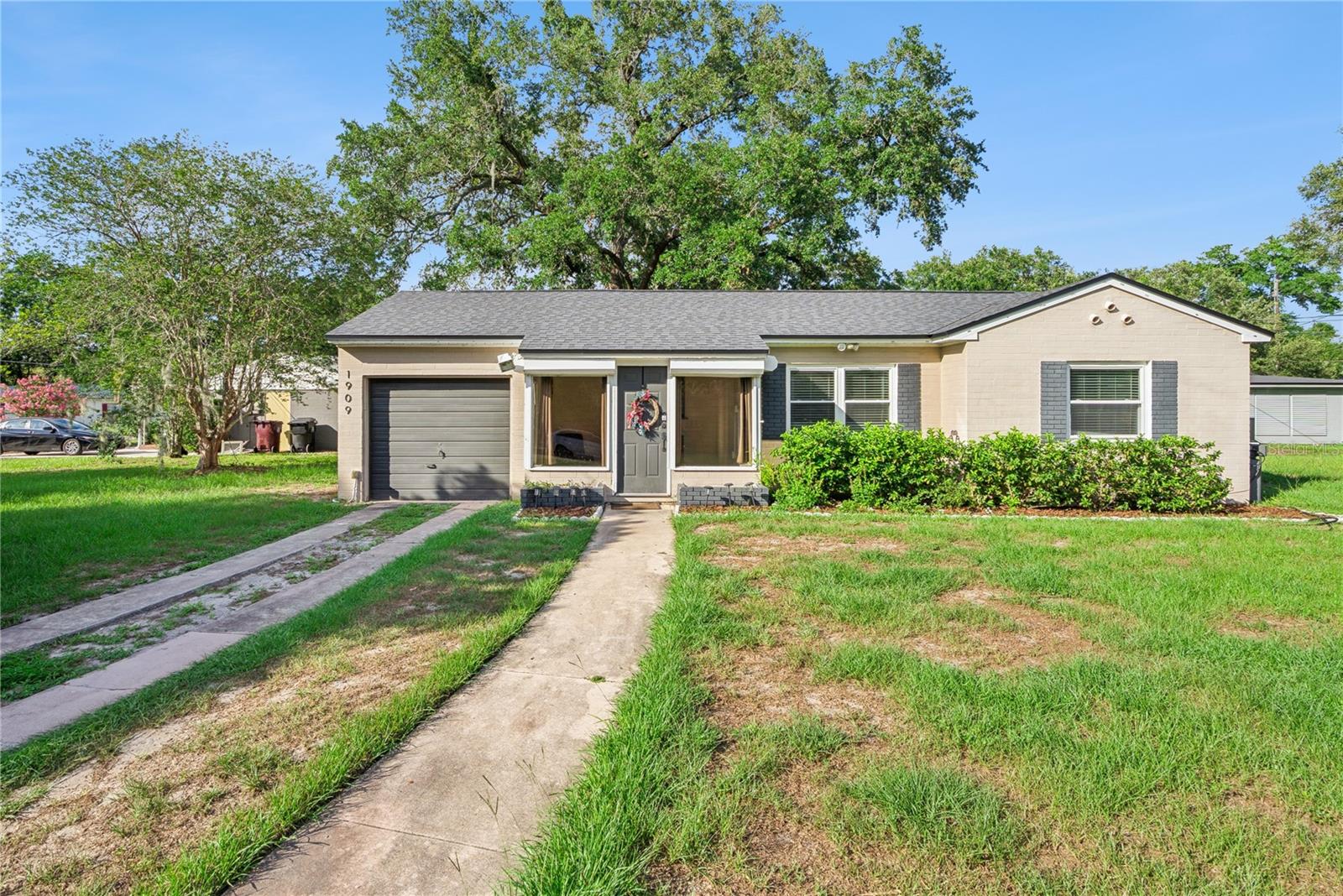 Single Family Residence in ORLANDO, FL - Daniel Dourado