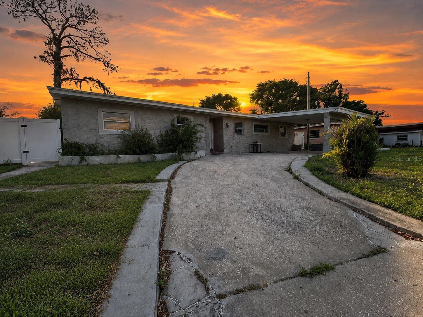 Single Family Residence in ORLANDO, FL - Daniel Dourado