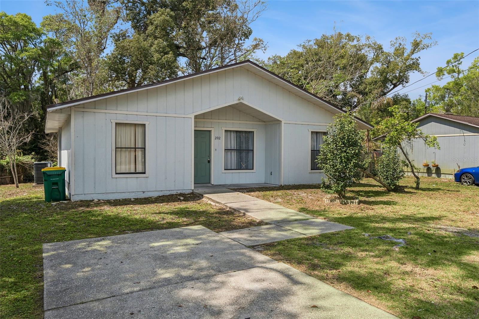 Single Family Residence in DELAND, FL - Daniel Dourado