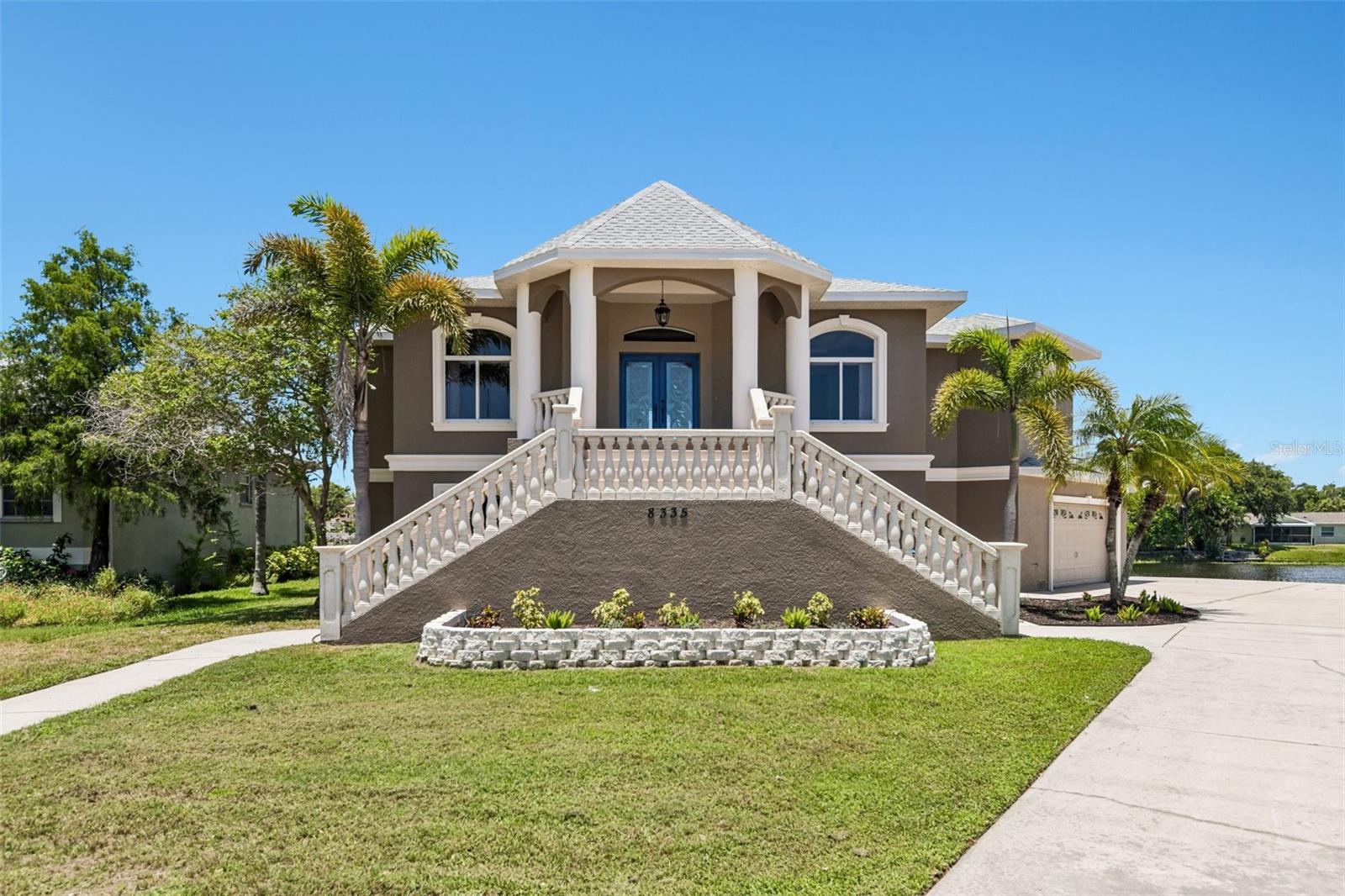 Single Family Residence in SEMINOLE, FL - Daniel Dourado