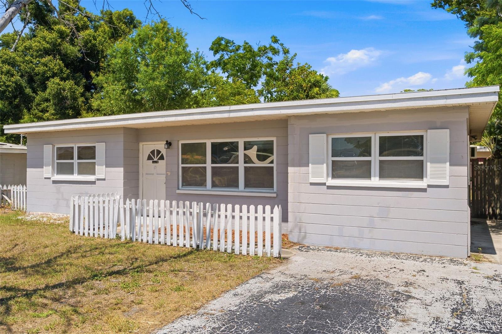 Single Family Residence in SEMINOLE, FL - Daniel Dourado