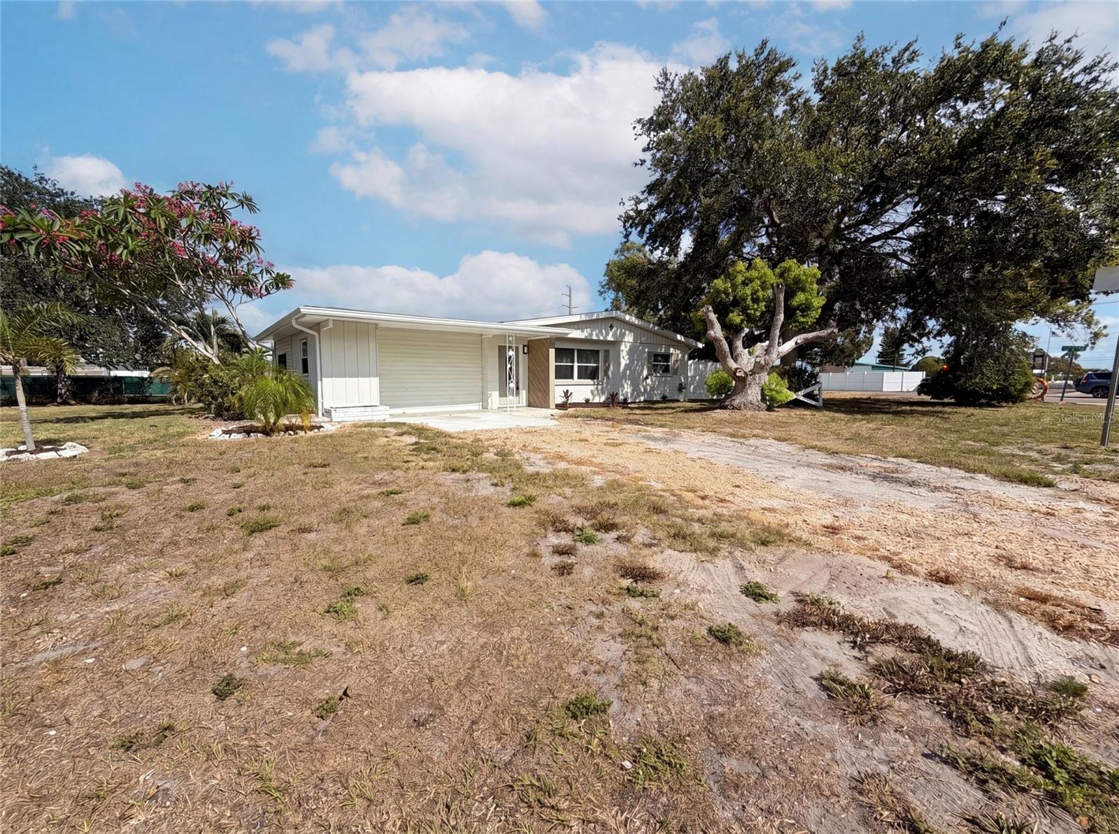 Single Family Residence in BRADENTON, FL - Daniel Dourado
