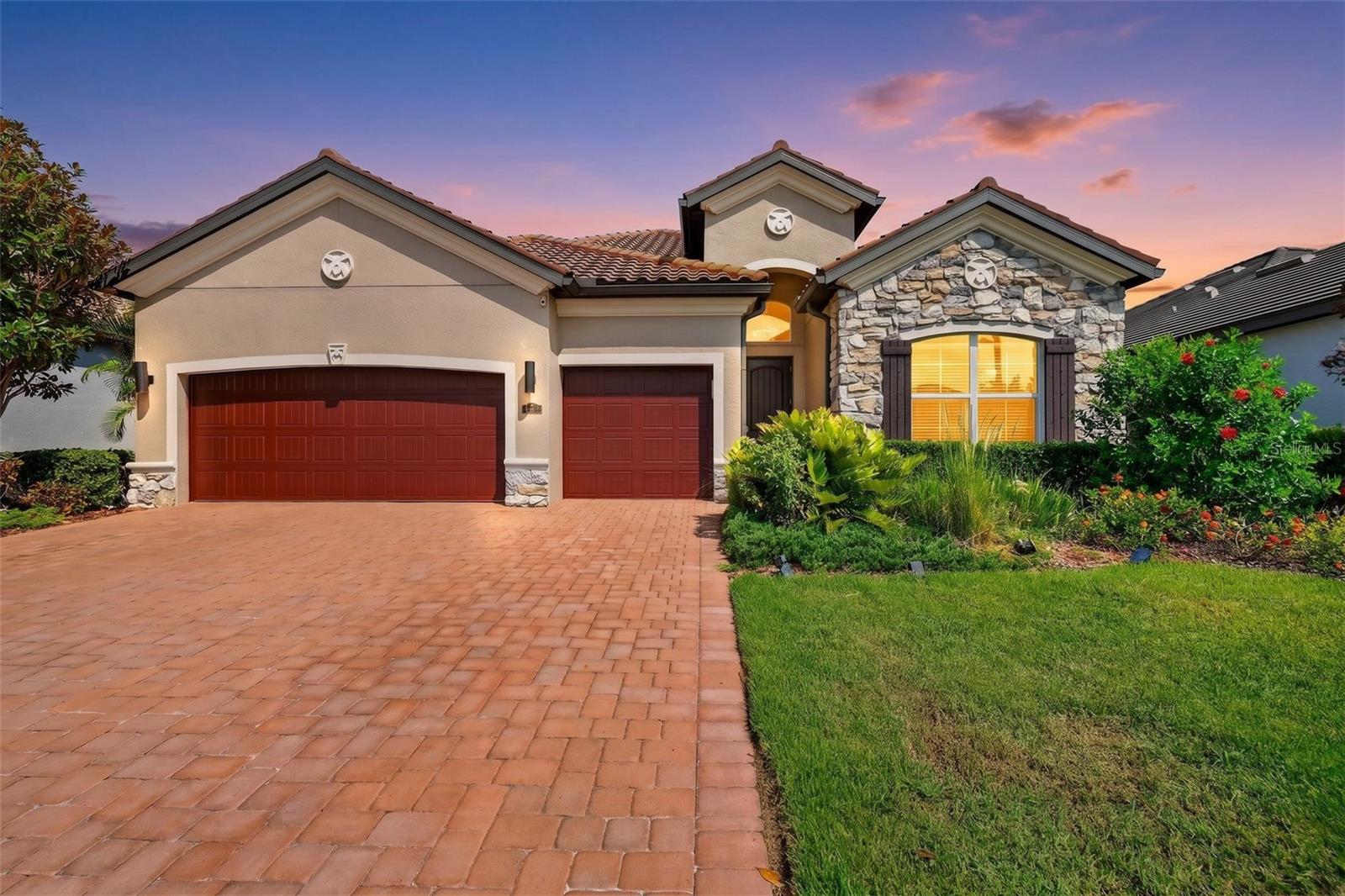 Single Family Residence in BRADENTON, FL - Daniel Dourado
