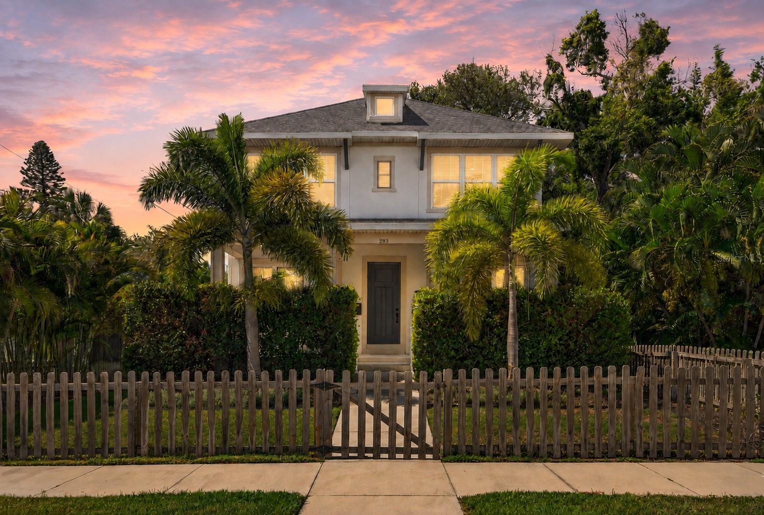 Single Family Residence in ST PETERSBURG, FL - Daniel Dourado