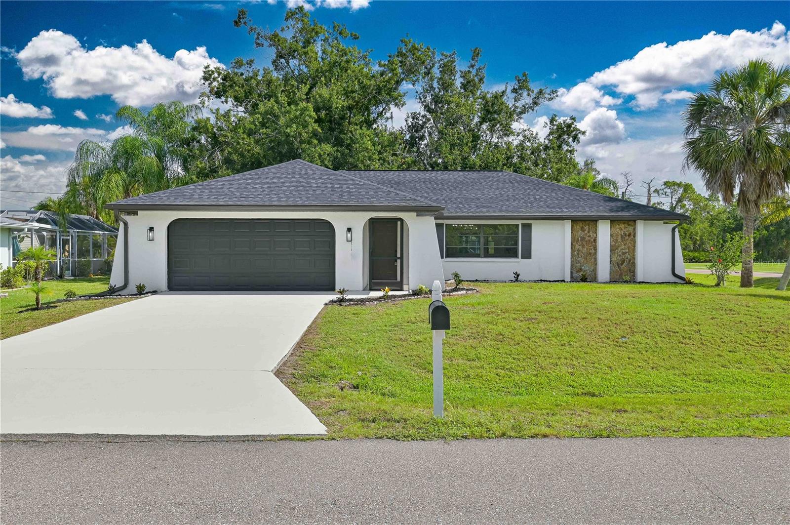 Single Family Residence em PORT CHARLOTTE, FL - Daniel Dourado