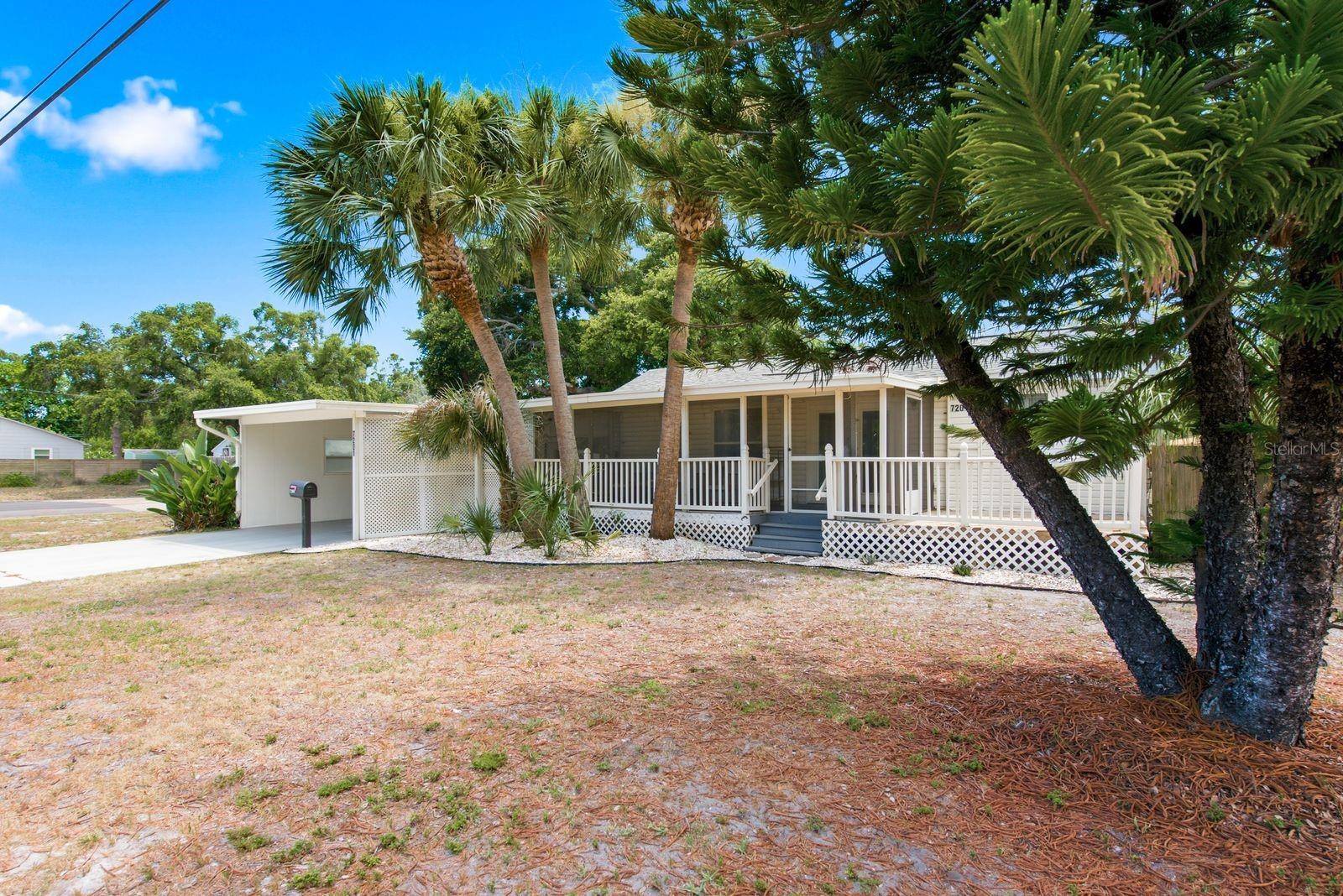 Single Family Residence in ST PETERSBURG, FL - Daniel Dourado