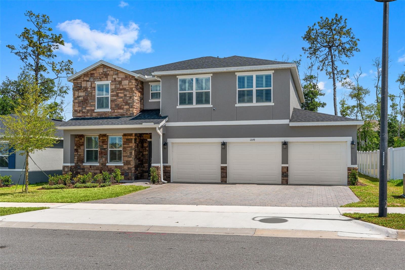 Single Family Residence in DELAND, FL - Daniel Dourado