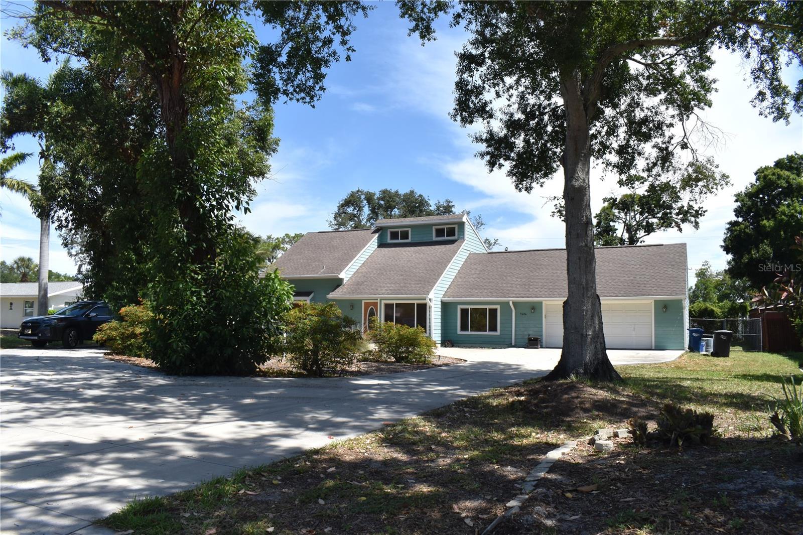 Single Family Residence in BRADENTON, FL - Daniel Dourado