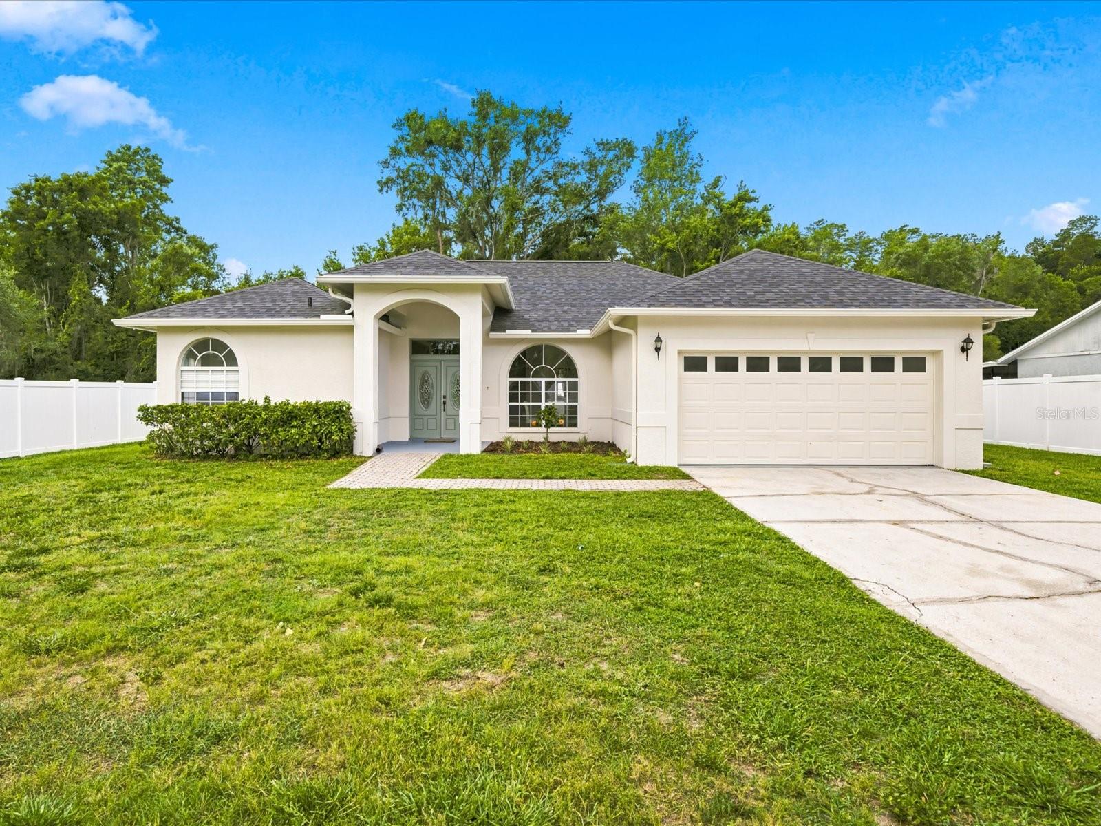 Single Family Residence in LUTZ, FL - Daniel Dourado