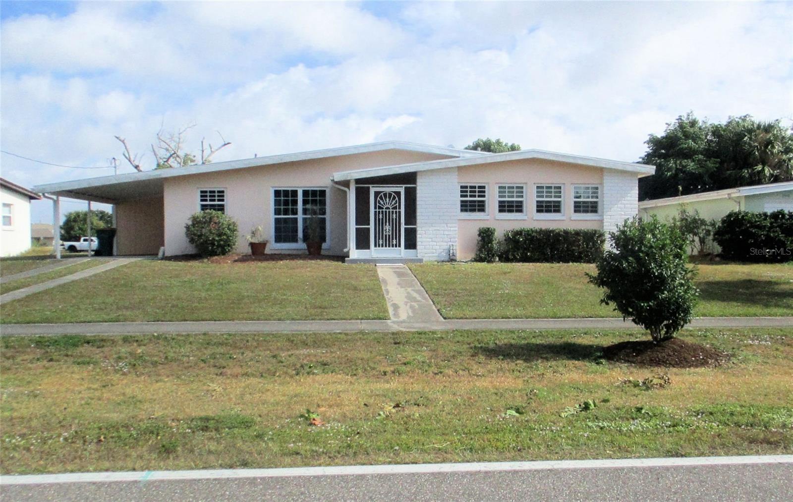 Single Family Residence em PORT CHARLOTTE, FL - Daniel Dourado