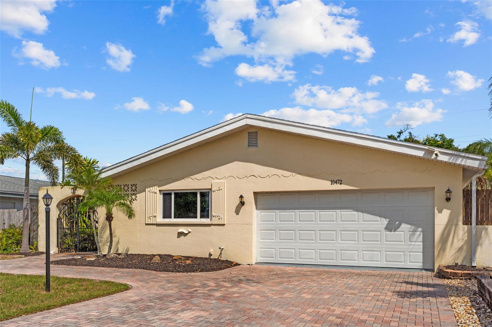 Single Family Residence in SEMINOLE, FL - Daniel Dourado