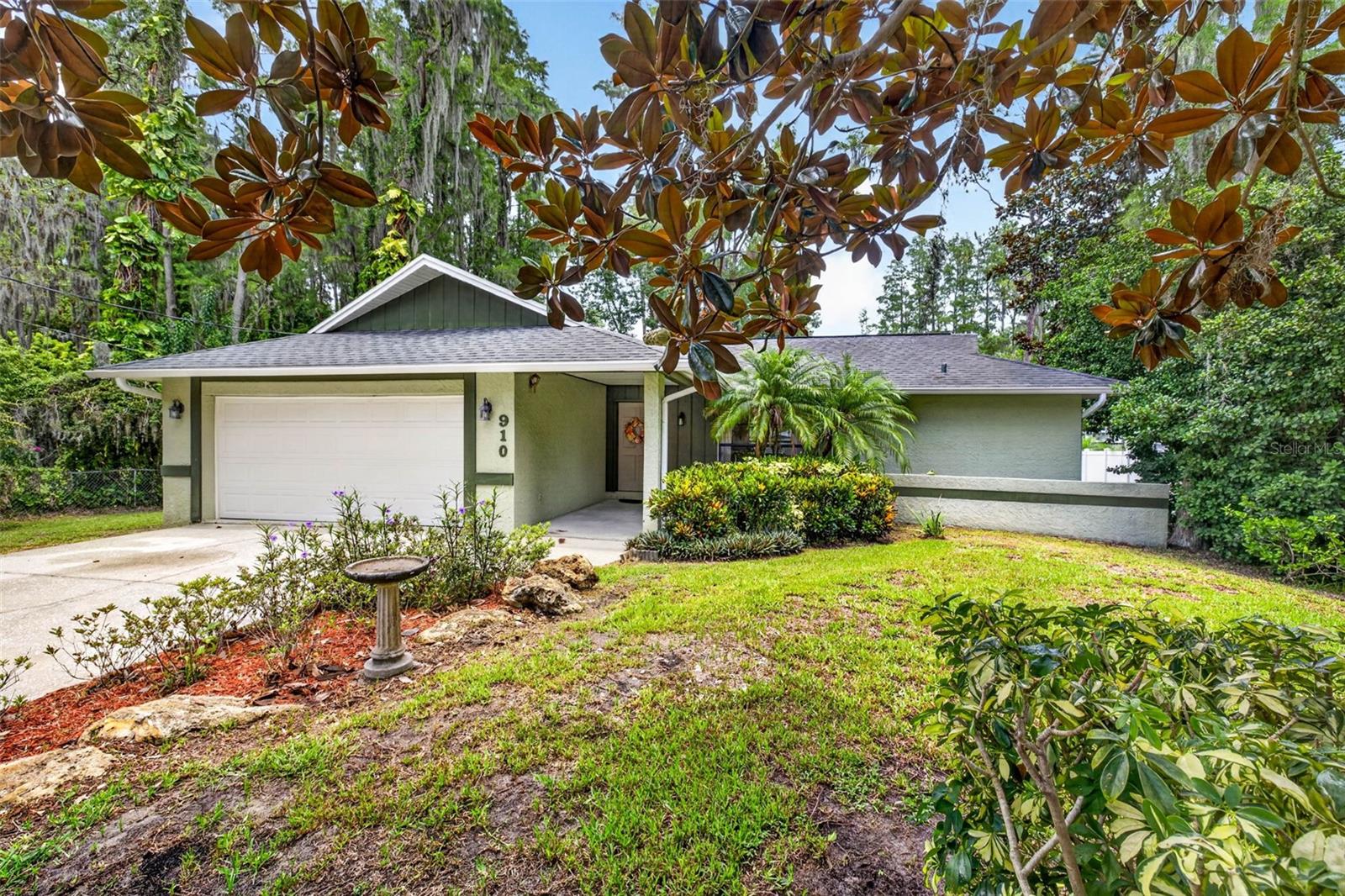 Single Family Residence in LUTZ, FL - Daniel Dourado