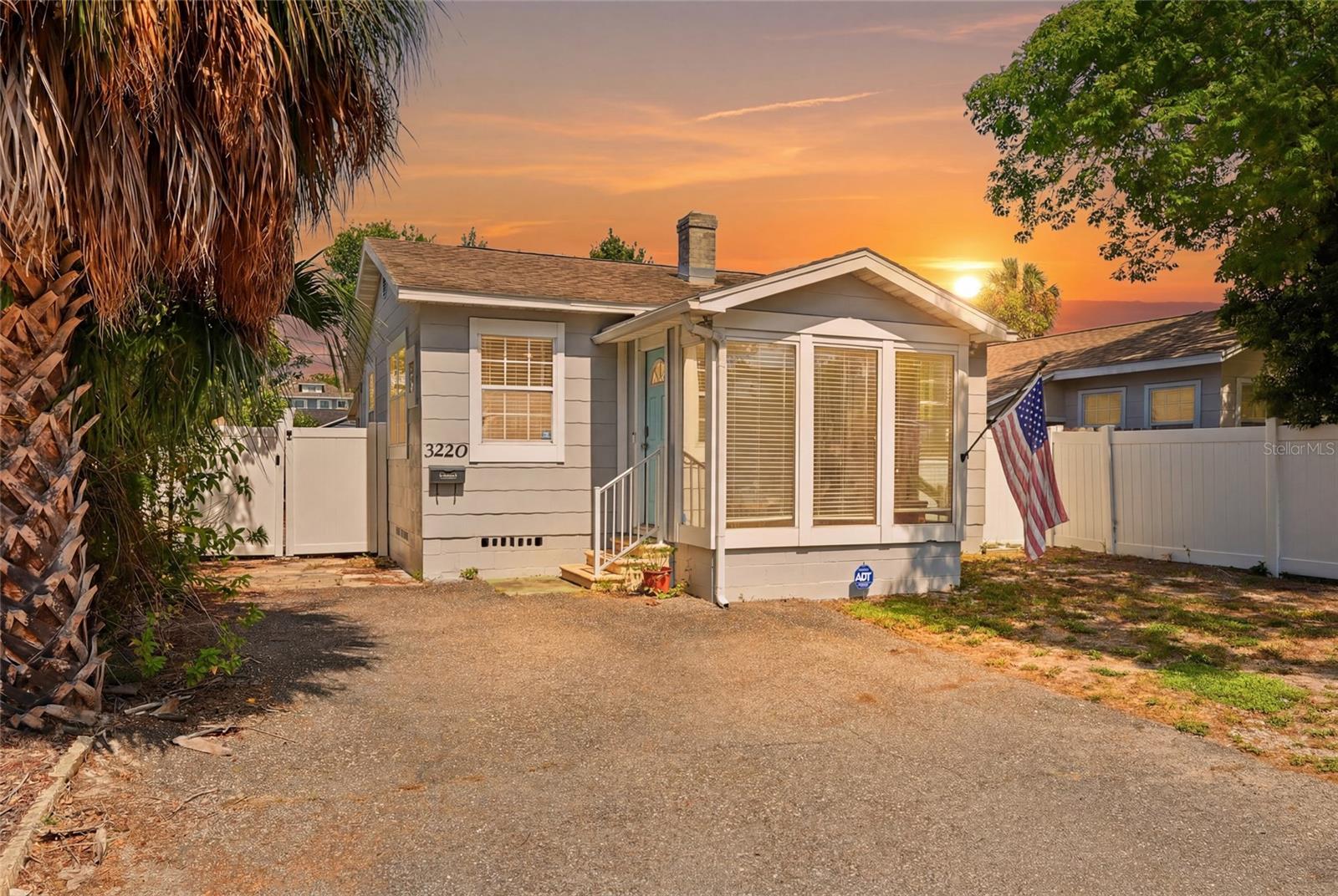 Single Family Residence in ST PETERSBURG, FL - Daniel Dourado