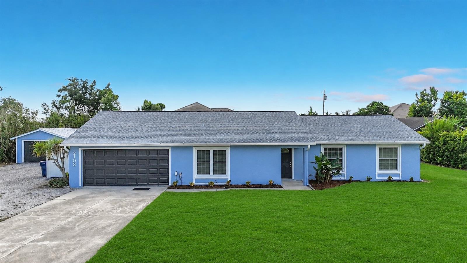 Single Family Residence in BRADENTON, FL - Daniel Dourado