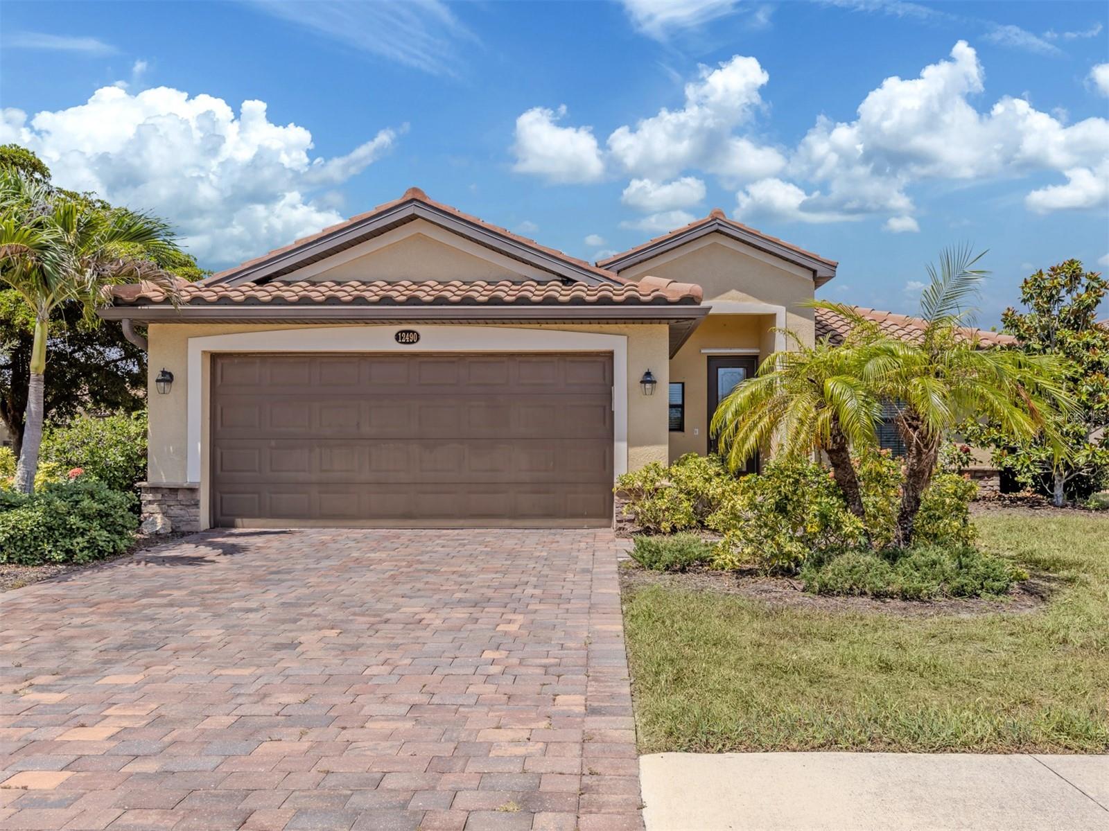 Single Family Residence in VENICE, FL - Daniel Dourado