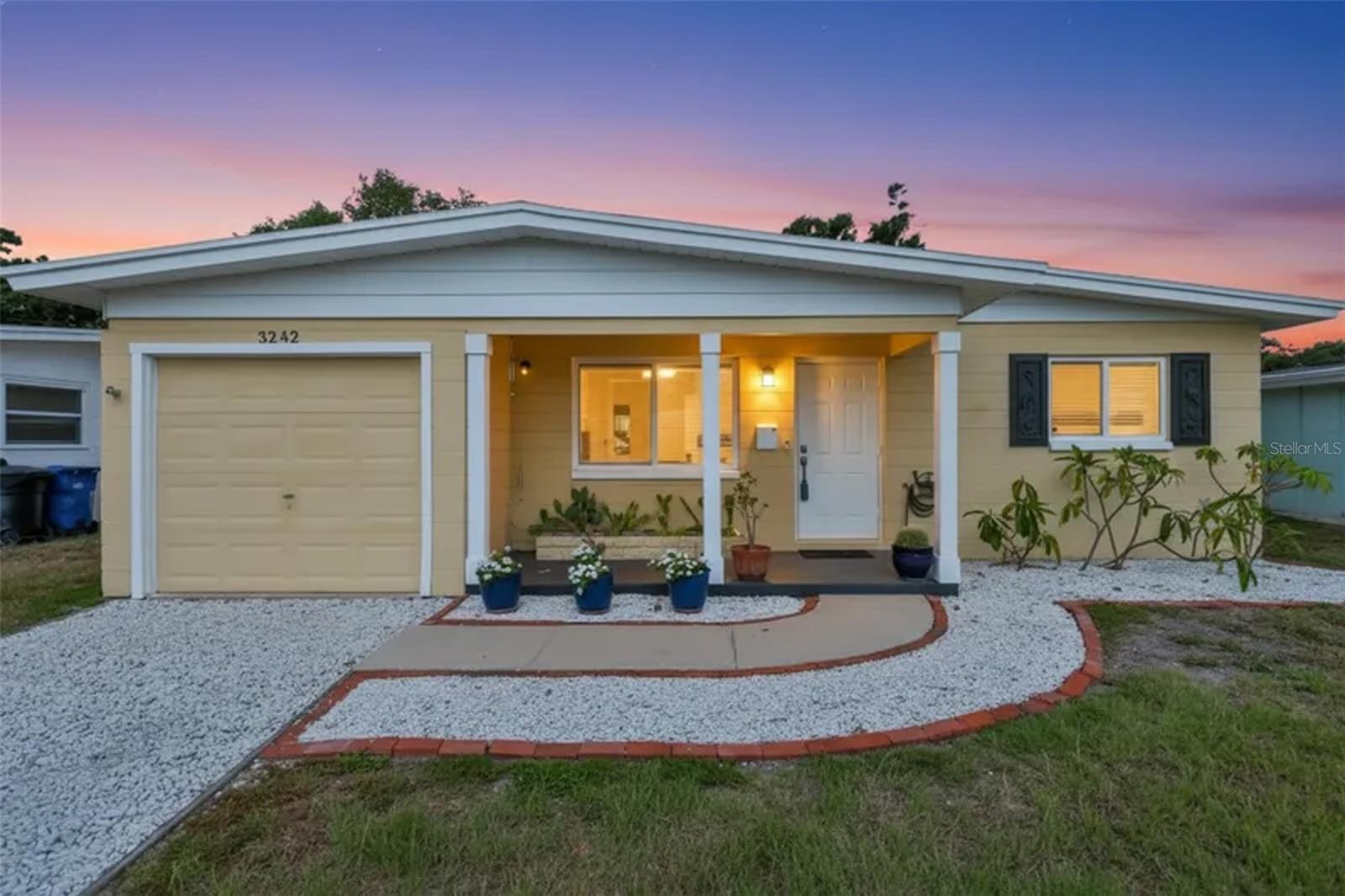 Single Family Residence in ST PETERSBURG, FL - Daniel Dourado