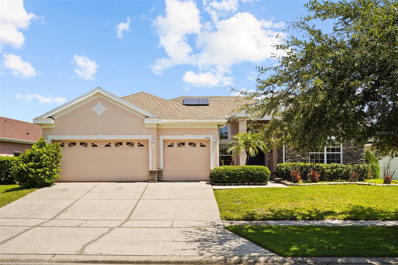 Single Family Residence in ORLANDO, FL - Daniel Dourado