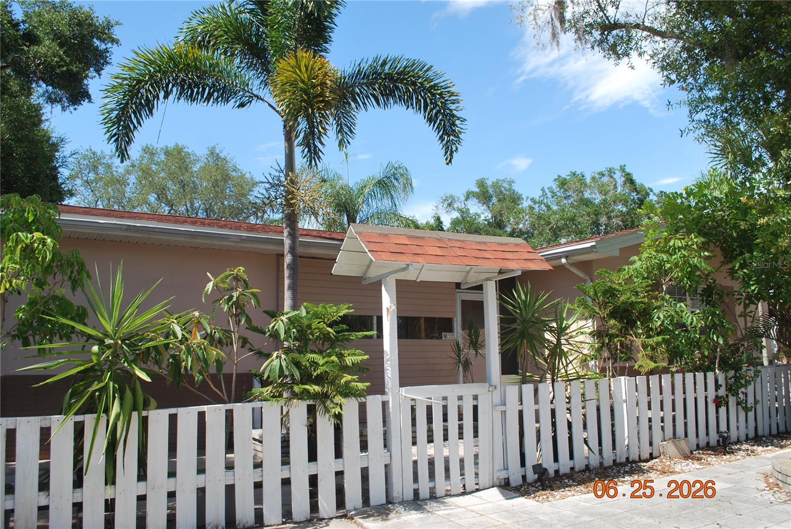 Single Family Residence in PALM HARBOR, FL - Daniel Dourado