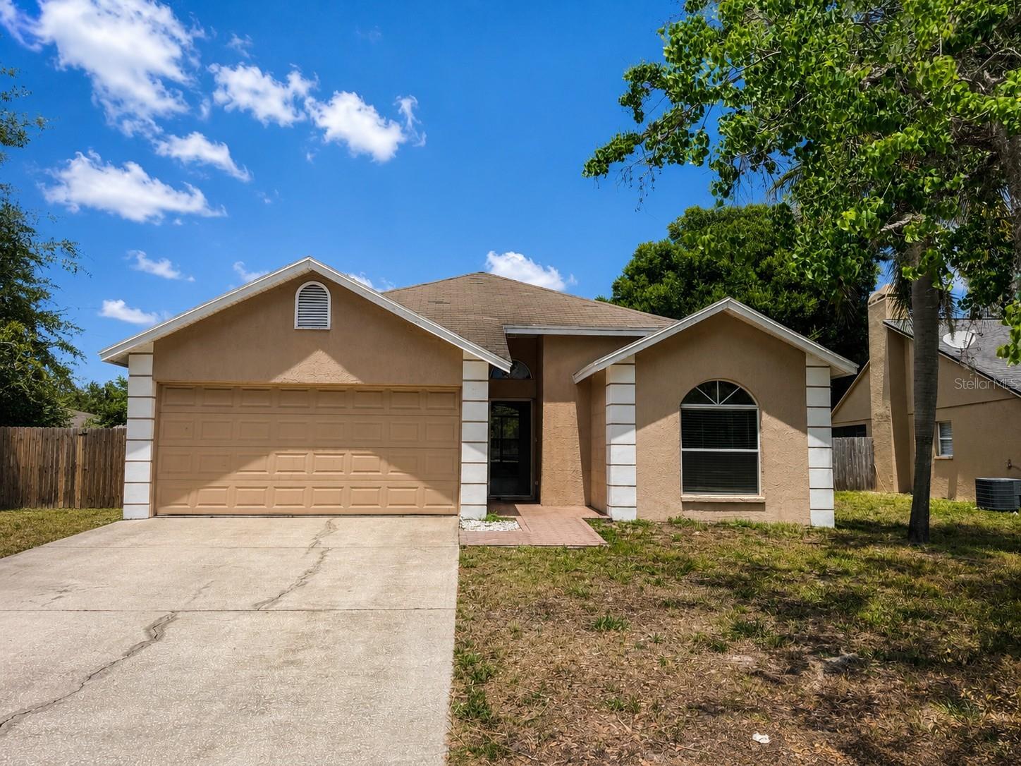 Single Family Residence in LUTZ, FL - Daniel Dourado