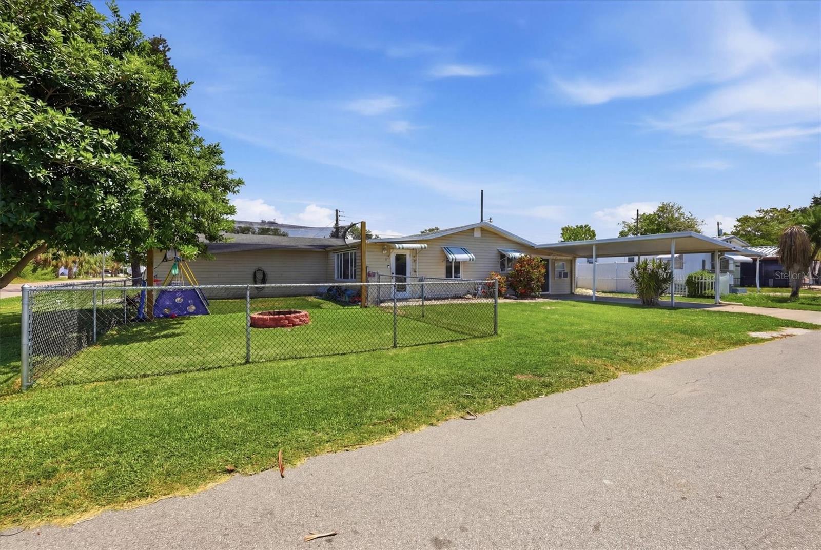Single Family Residence in BRADENTON, FL - Daniel Dourado