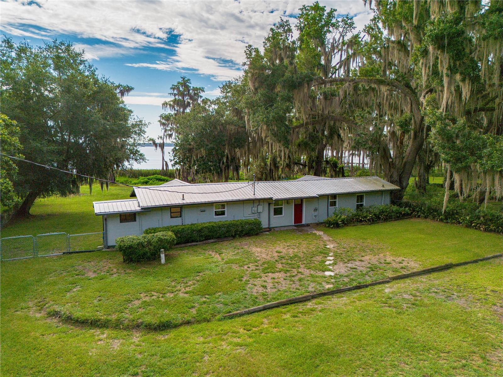 Single Family Residence in MELROSE, FL - Daniel Dourado
