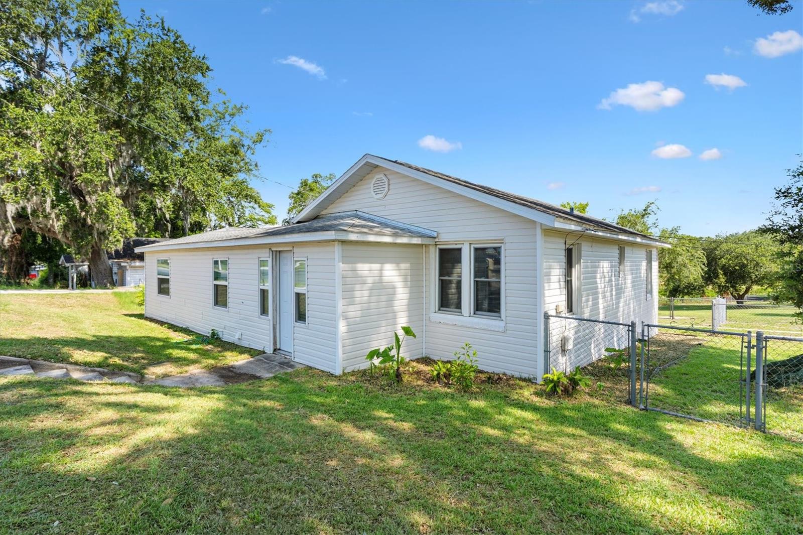 Single Family Residence in LEESBURG, FL - Daniel Dourado