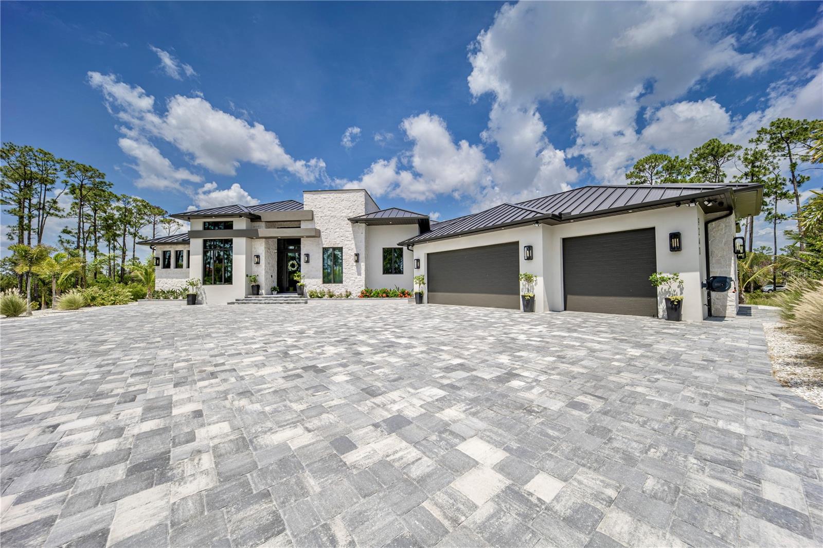 Single Family Residence in VENICE, FL - Daniel Dourado
