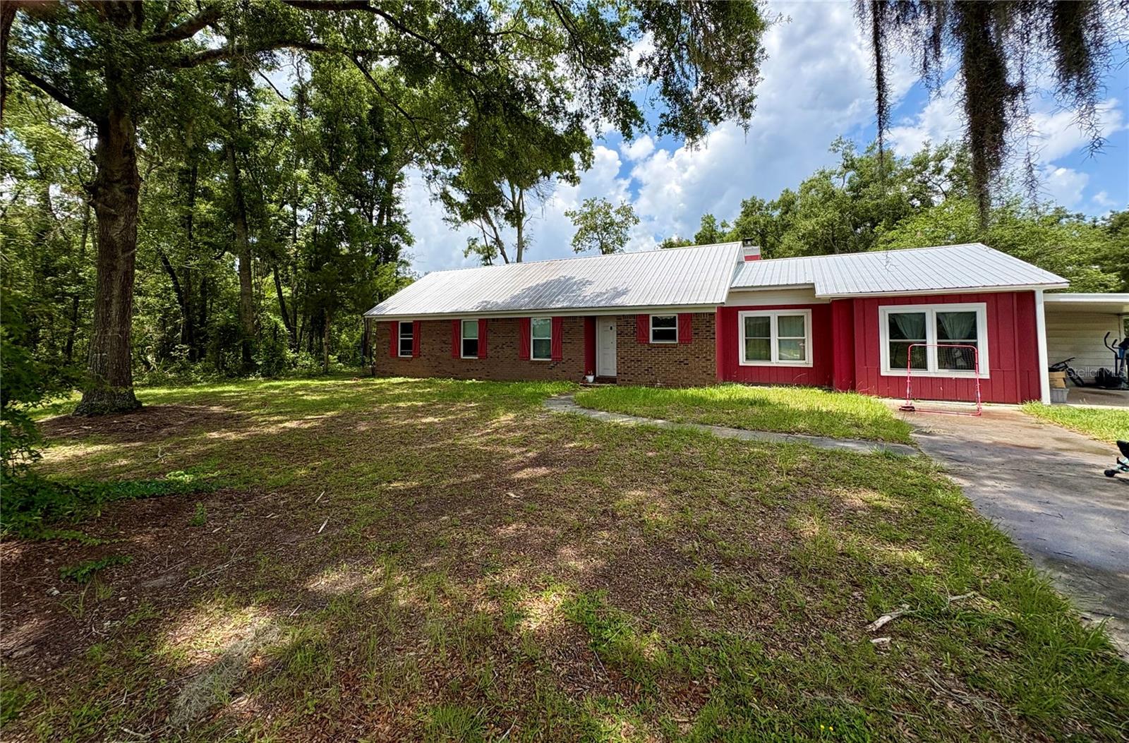 Single Family Residence em BRANFORD, FL - Daniel Dourado