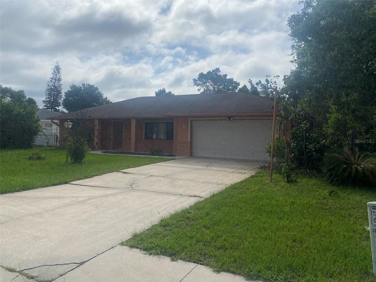 Single Family Residence in DELTONA, FL - Daniel Dourado