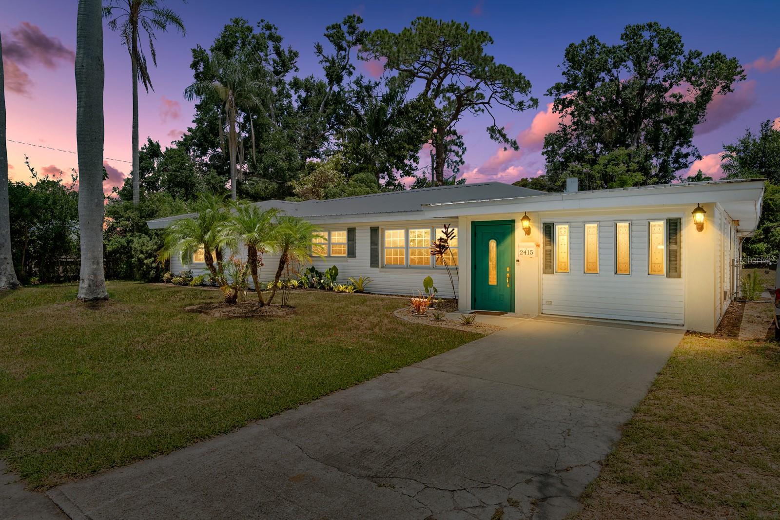 Single Family Residence in BRADENTON, FL - Daniel Dourado