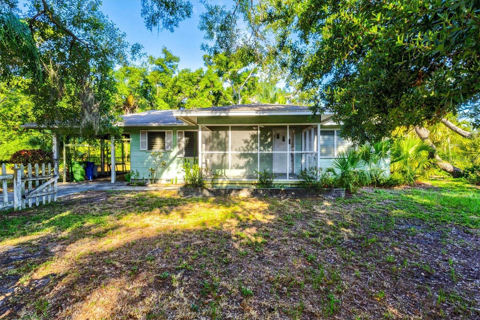 Single Family Residence in BRADENTON, FL - Daniel Dourado