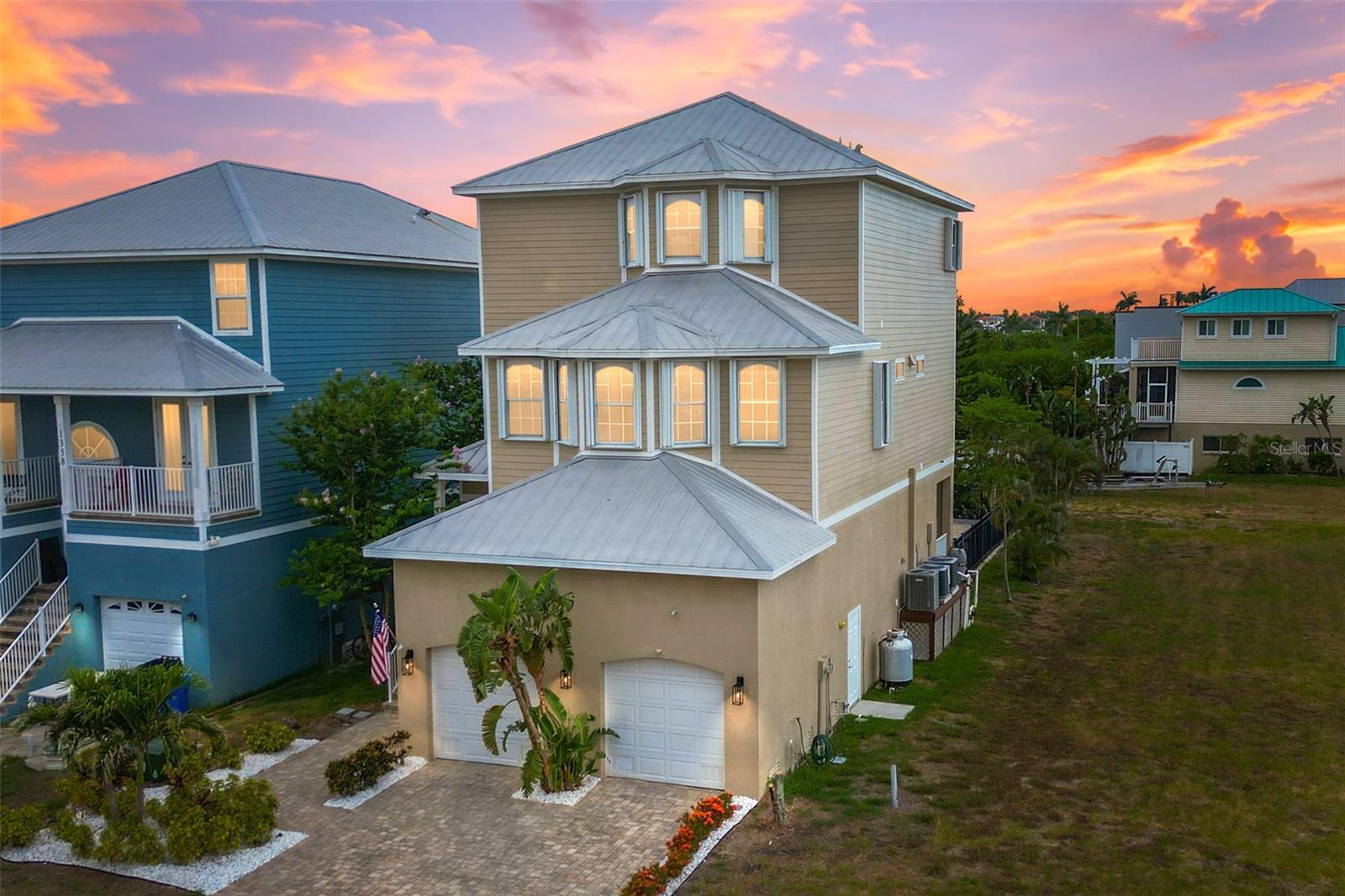 Single Family Residence in APOLLO BEACH, FL - Daniel Dourado