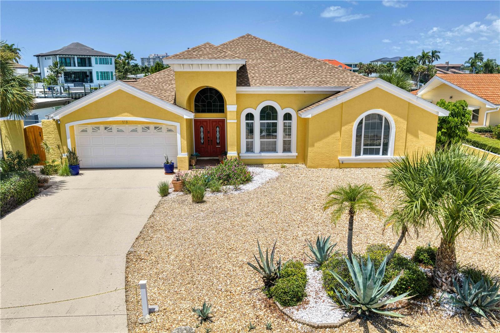 Single Family Residence em BELLEAIR BEACH, FL - Daniel Dourado
