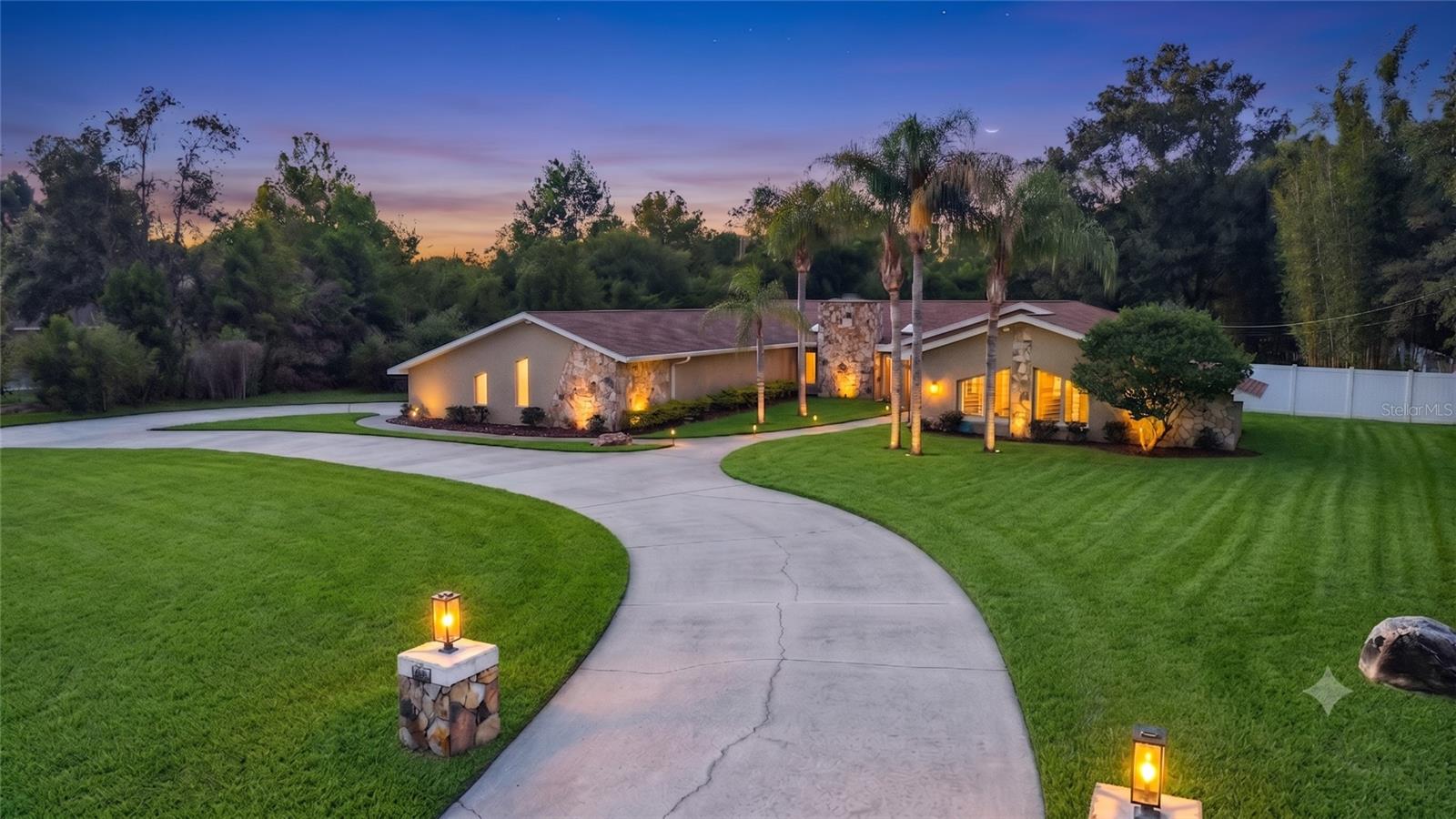 Single Family Residence em WEEKI WACHEE, FL - Daniel Dourado
