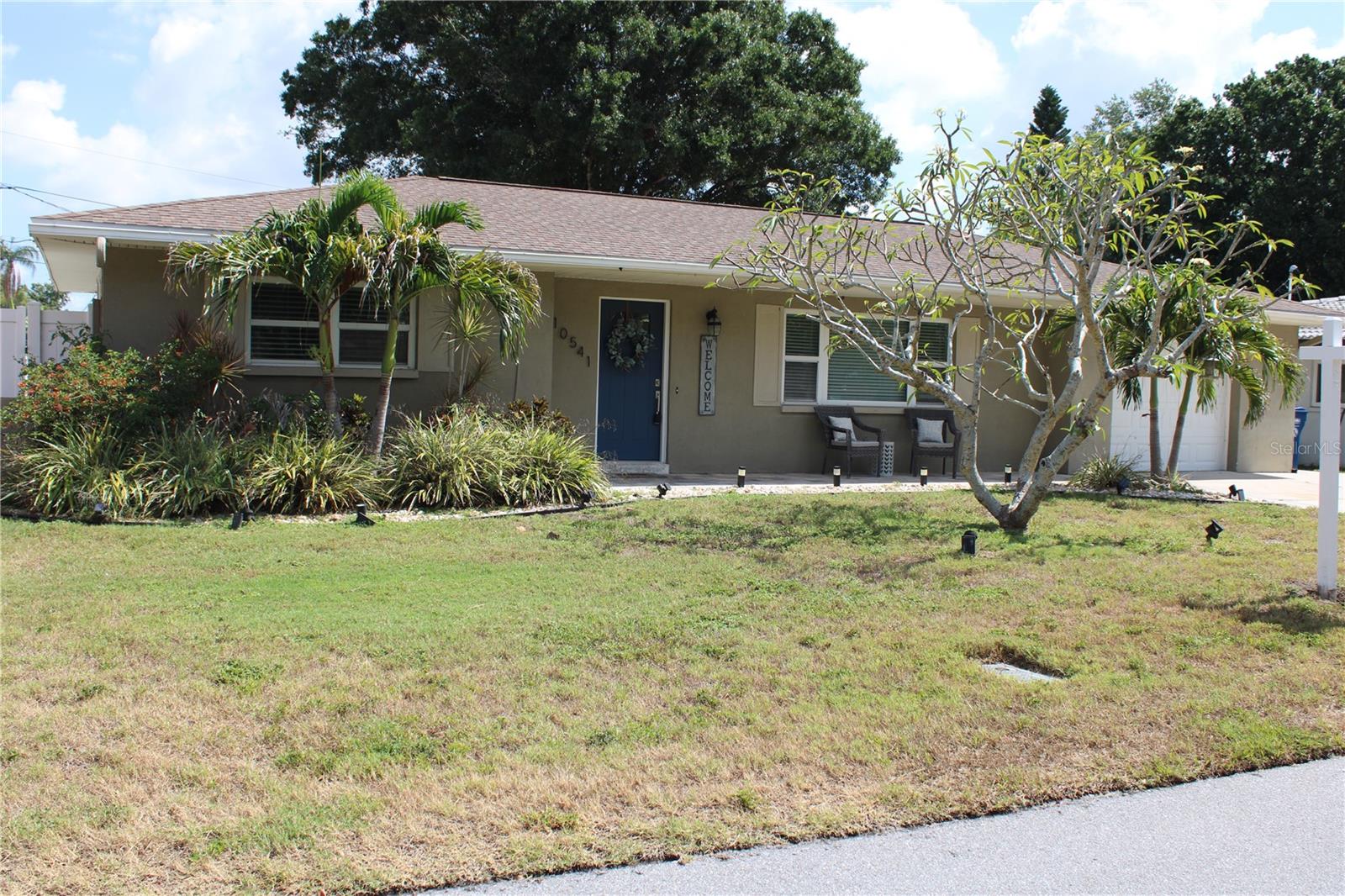 Single Family Residence in SEMINOLE, FL - Daniel Dourado