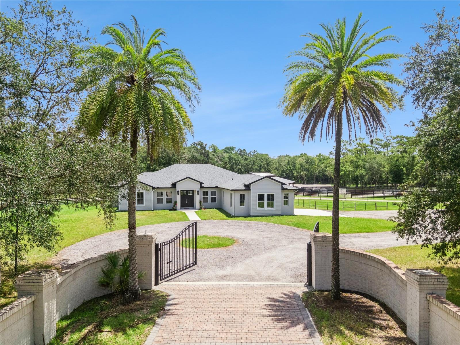 Single Family Residence in OVIEDO, FL - Daniel Dourado