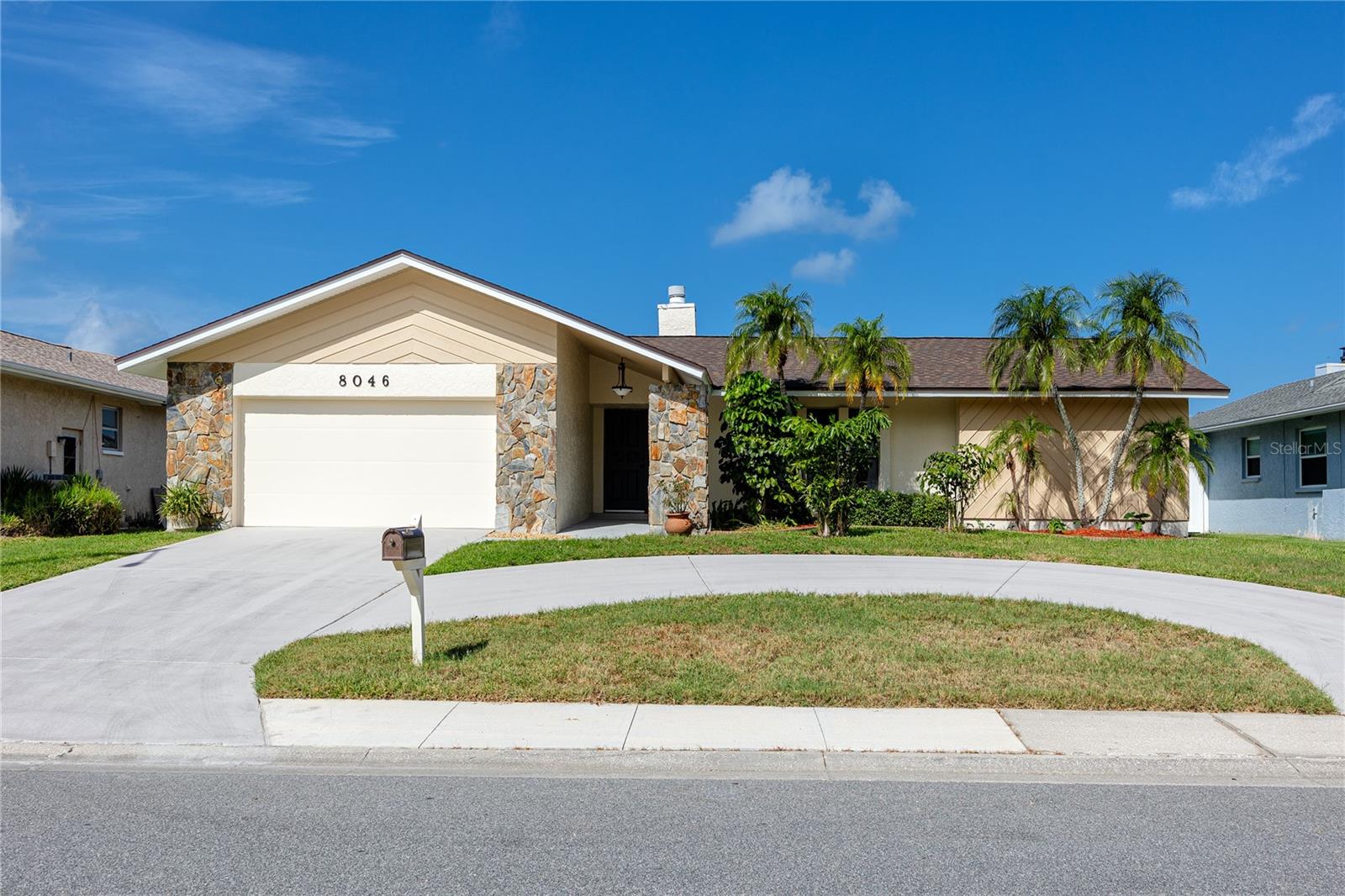 Single Family Residence in SEMINOLE, FL - Daniel Dourado