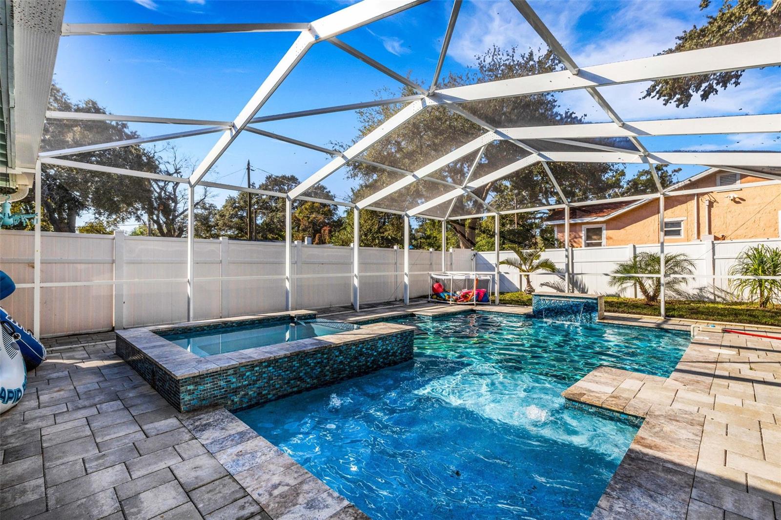 Single Family Residence in LARGO, FL - Daniel Dourado