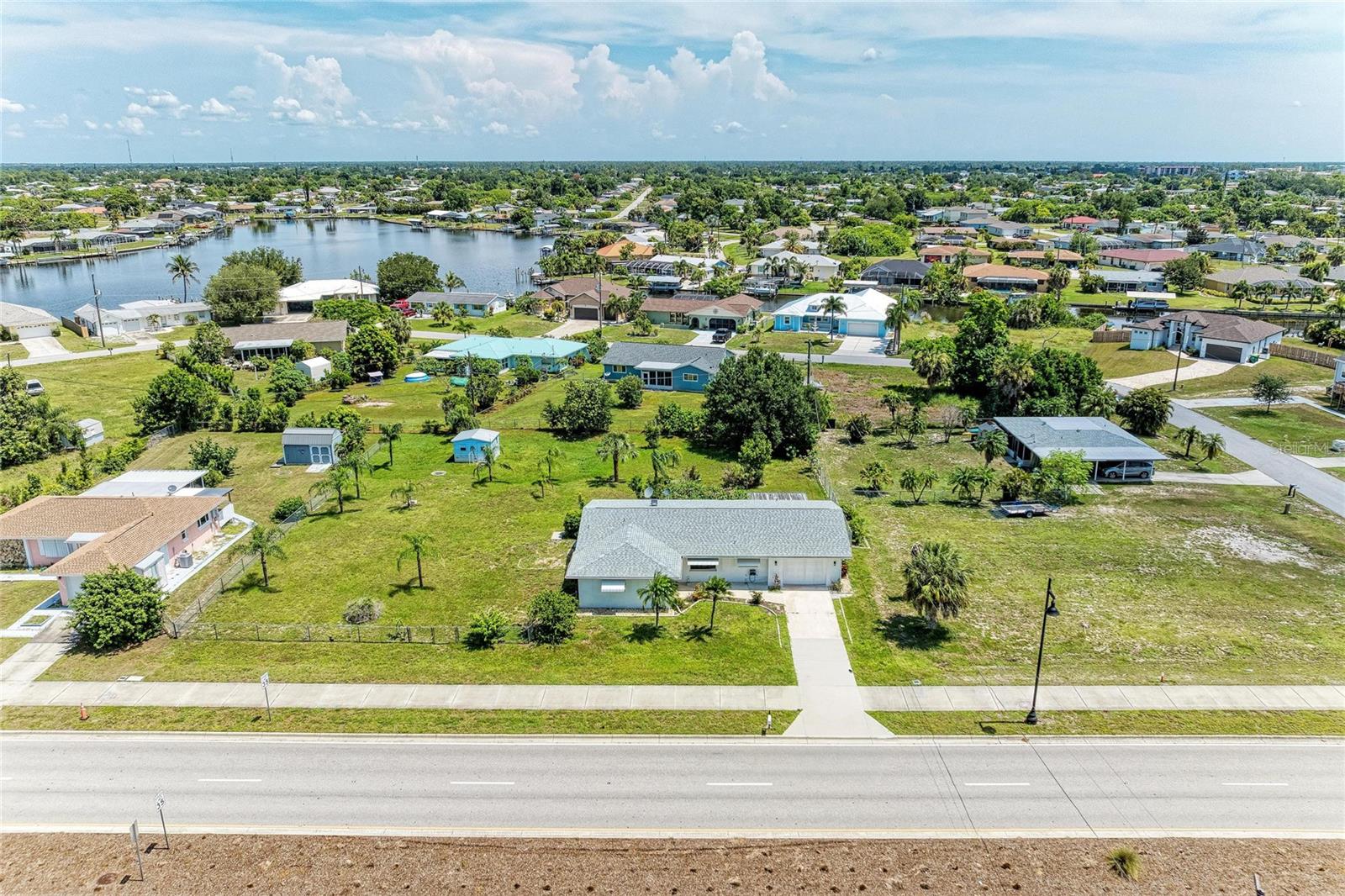 Single Family Residence em PORT CHARLOTTE, FL - Daniel Dourado