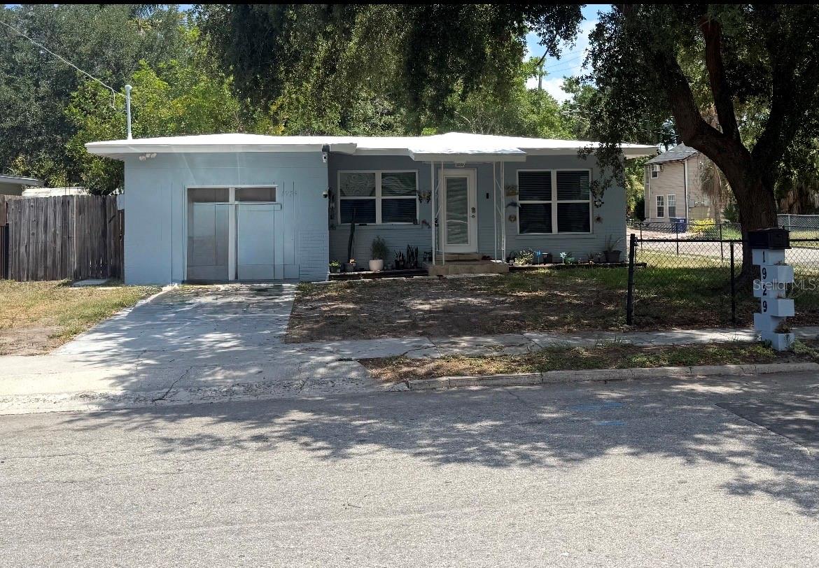 Single Family Residence in BRADENTON, FL - Daniel Dourado