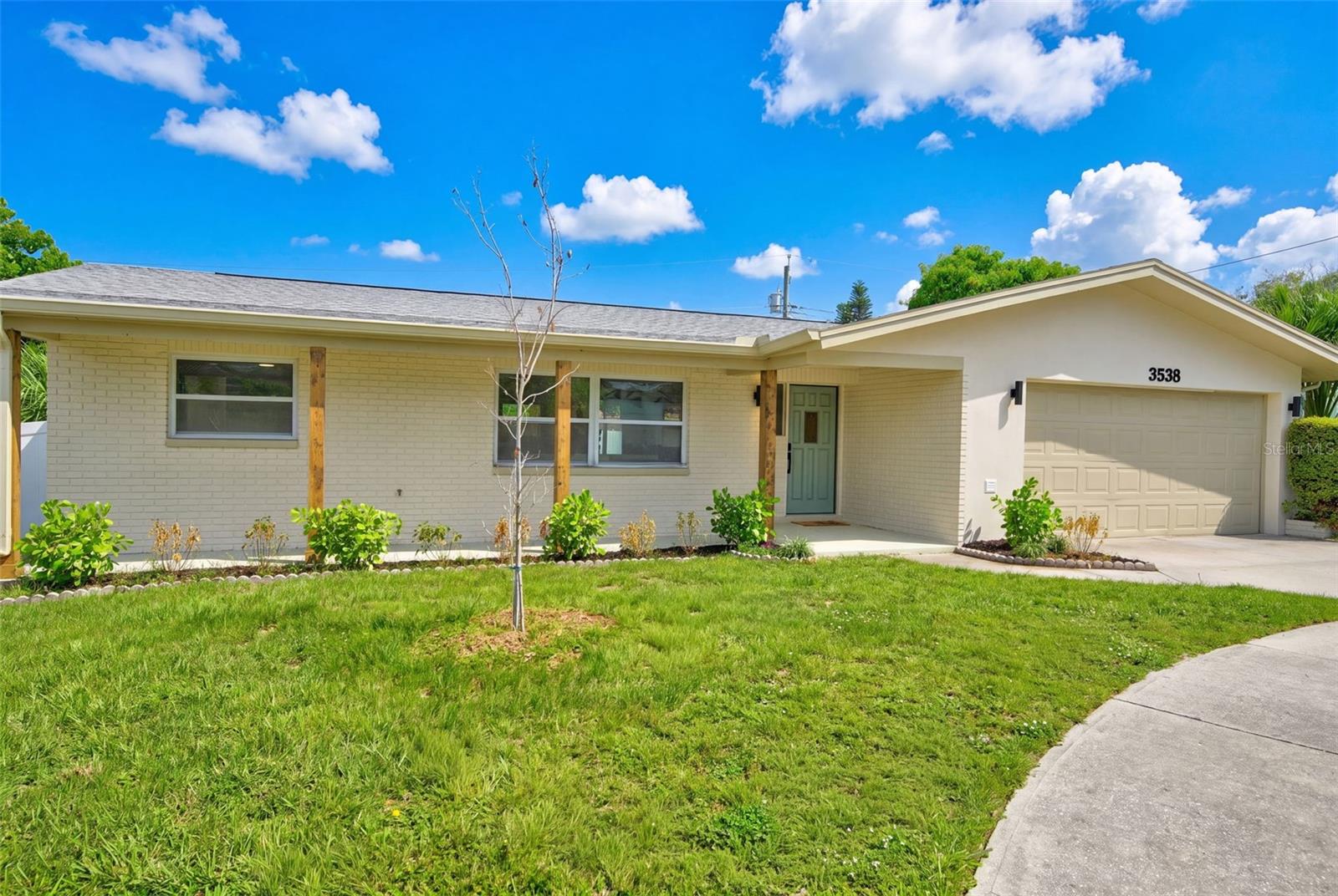 Single Family Residence in LARGO, FL - Daniel Dourado
